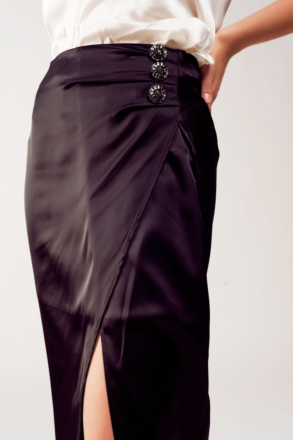 Falda midi negro con abertura delantera