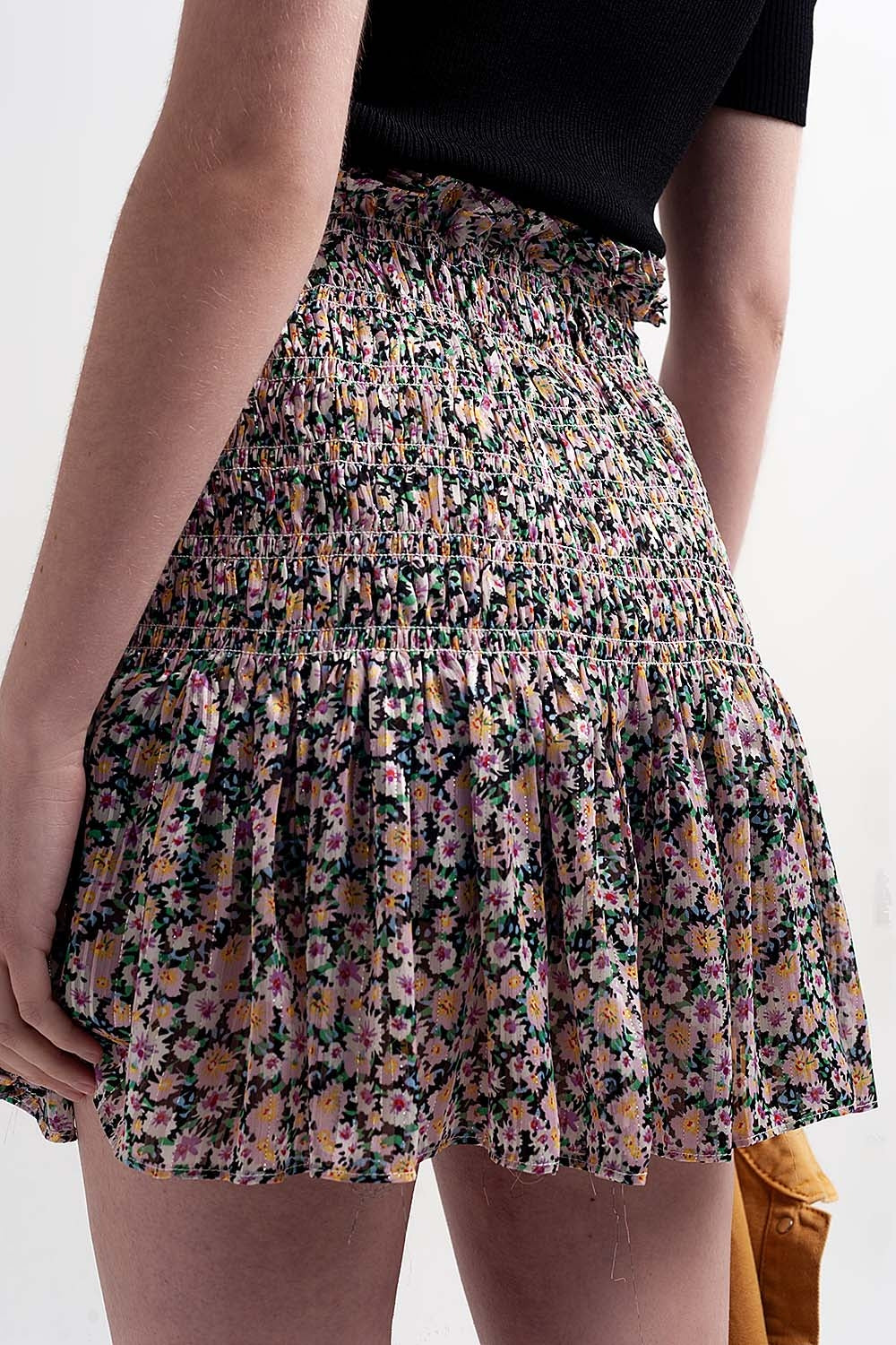 Falda negra con estampado de florecitas y diseño fruncido