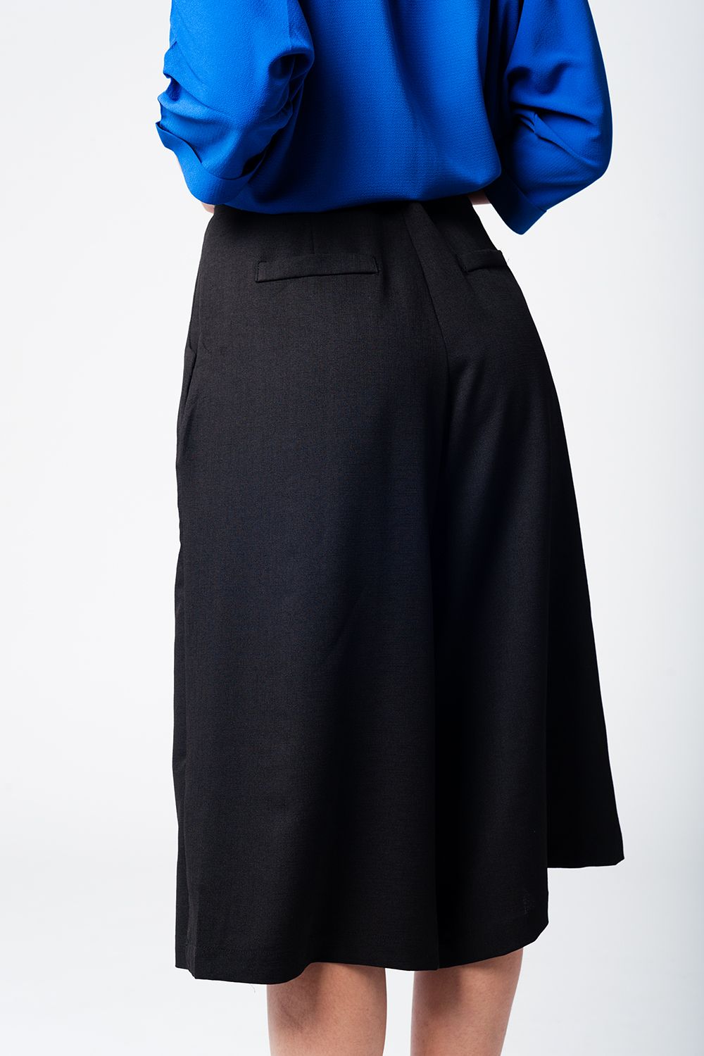 Falda pantalón negro con botones de plata