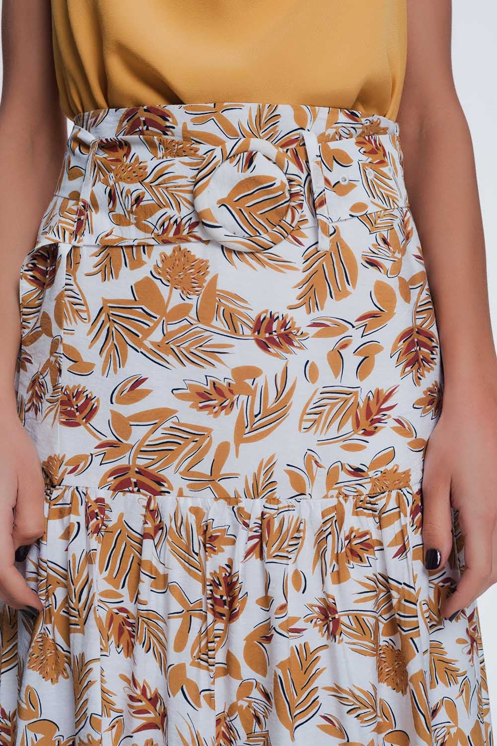 Falda recta a media pierna con estampado floral de jungla