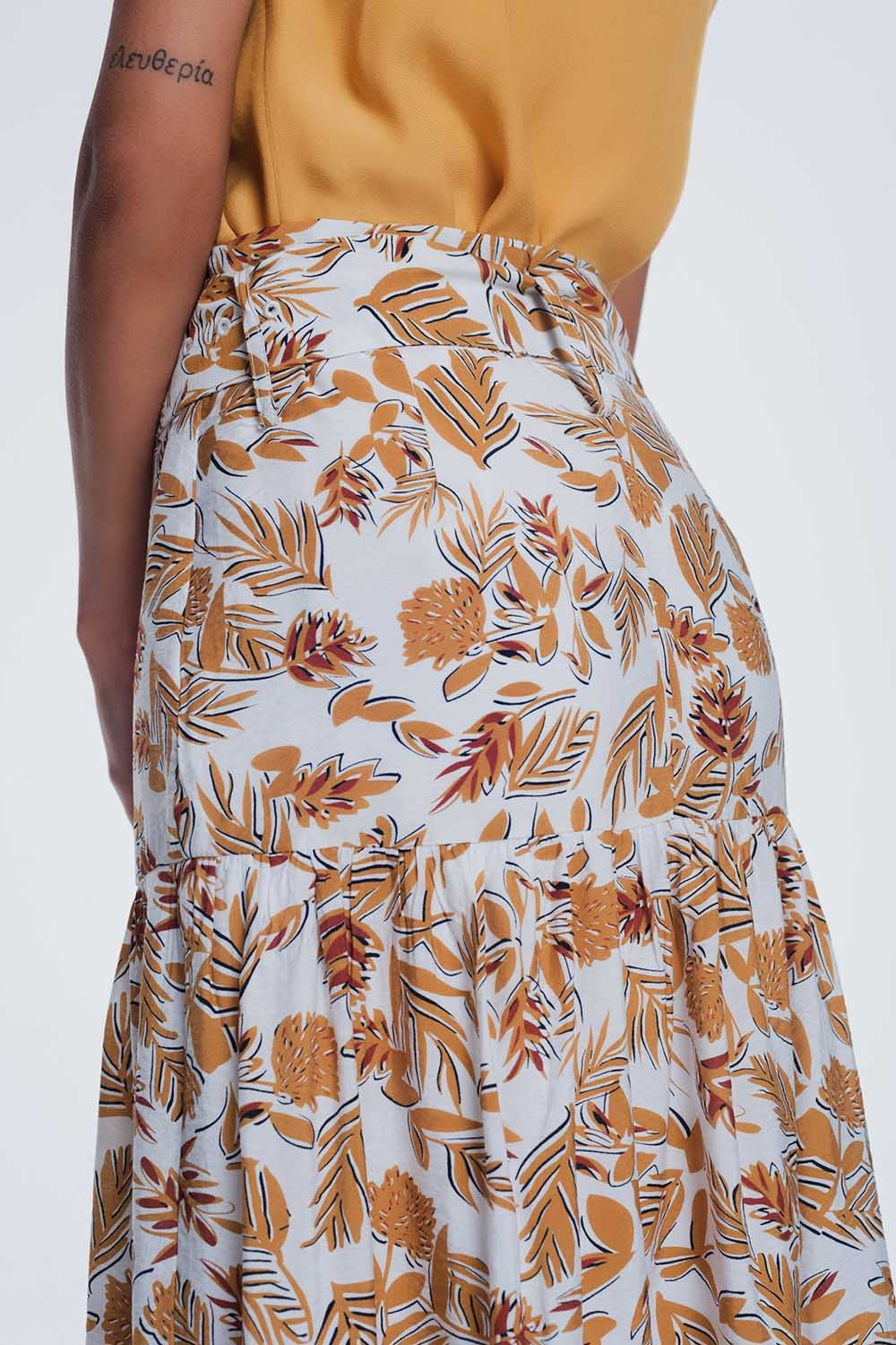 Falda recta a media pierna con estampado floral de jungla