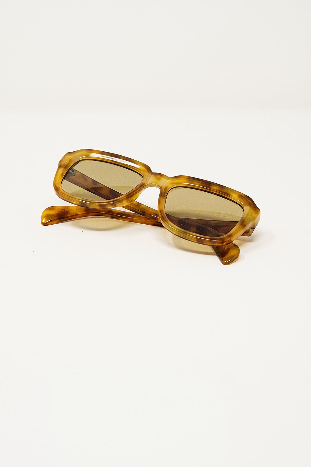 Gafas de sol cuadradas con montura amarilla en carey claro