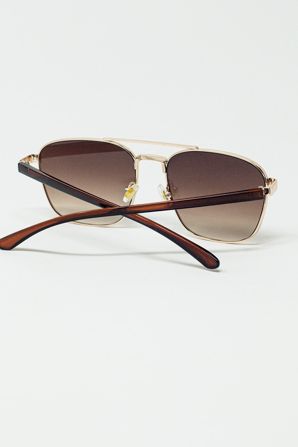 Gafas de sol cuadradas de metal con lentes ahumadas marrones