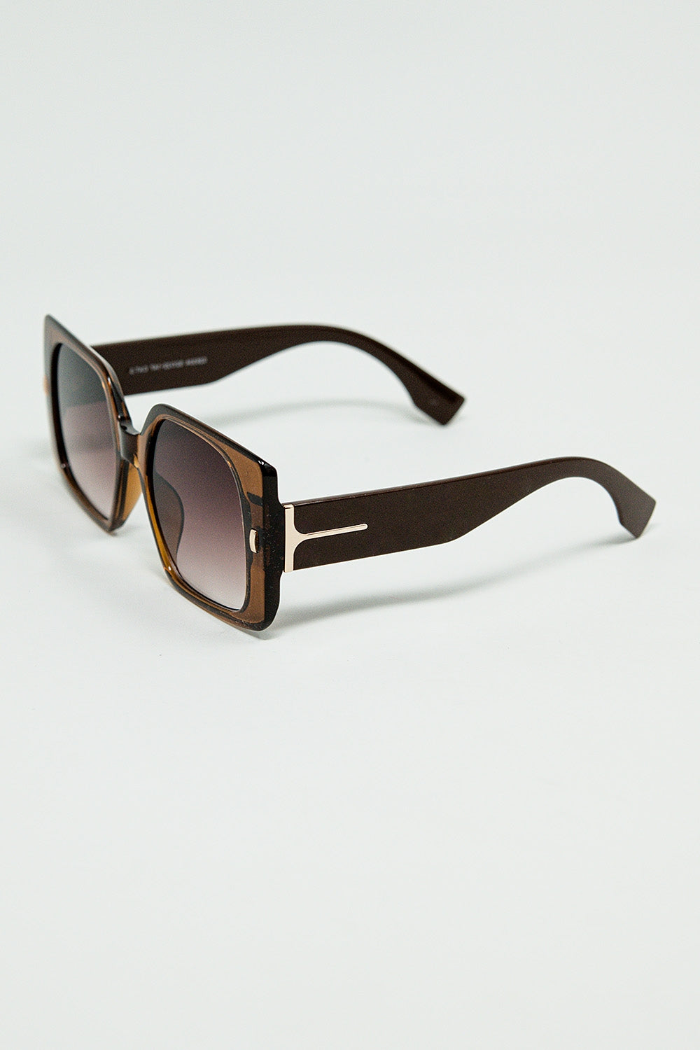 Gafas de sol cuadradas marrones con detalle dorado en el lateral