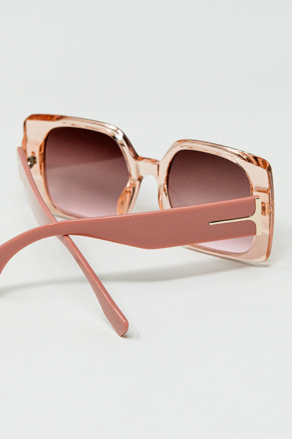 Gafas de sol cuadradas rosas con detalle dorado en el lateral