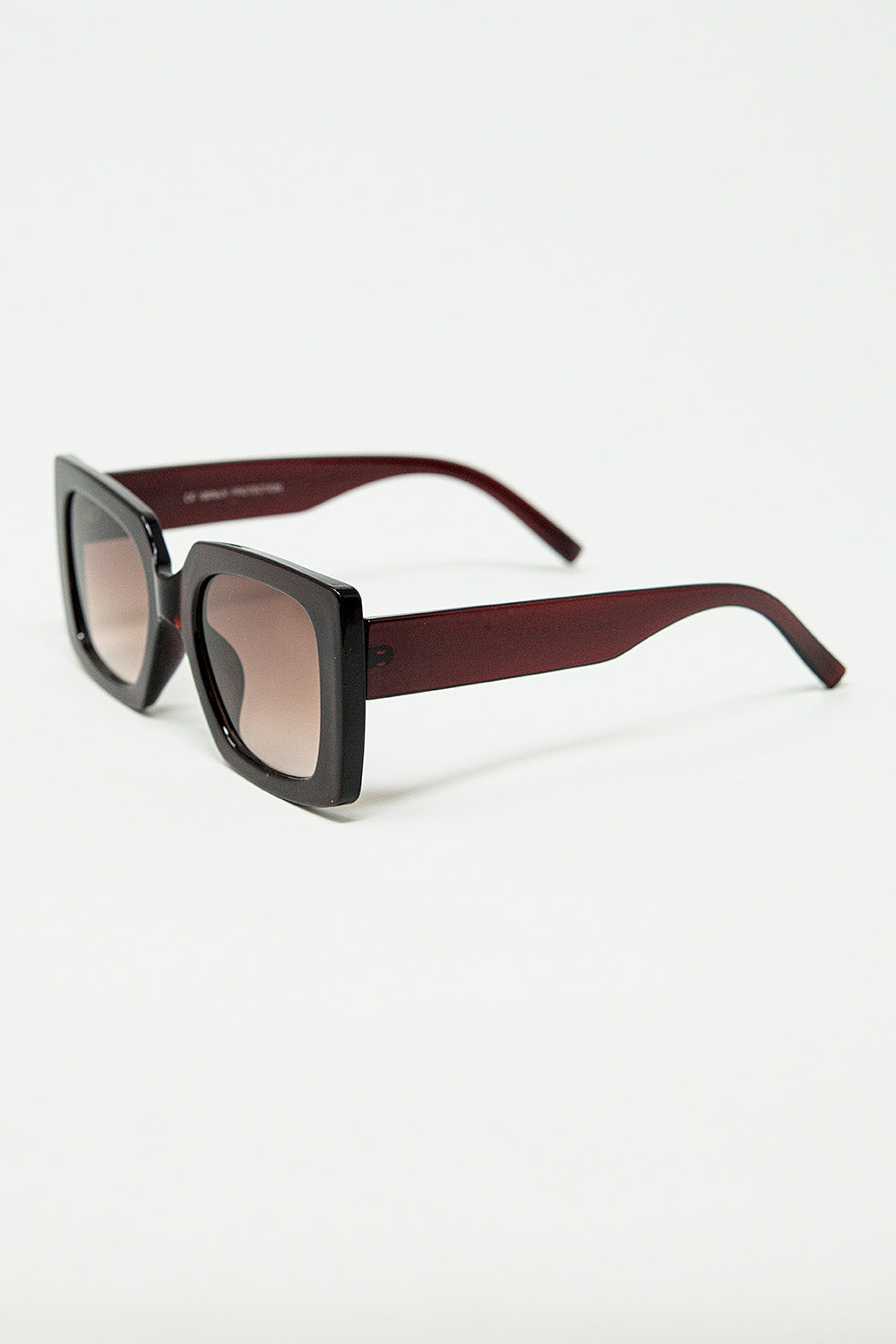 gafas de sol de silueta vintage con un sutil ojo de gato angulado en burdeos