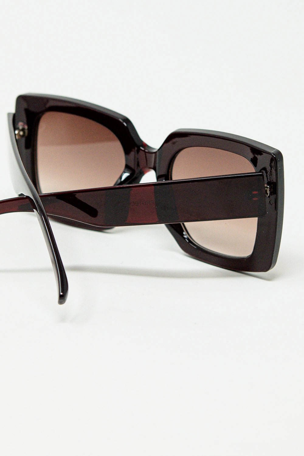 gafas de sol de silueta vintage con un sutil ojo de gato angulado en burdeos