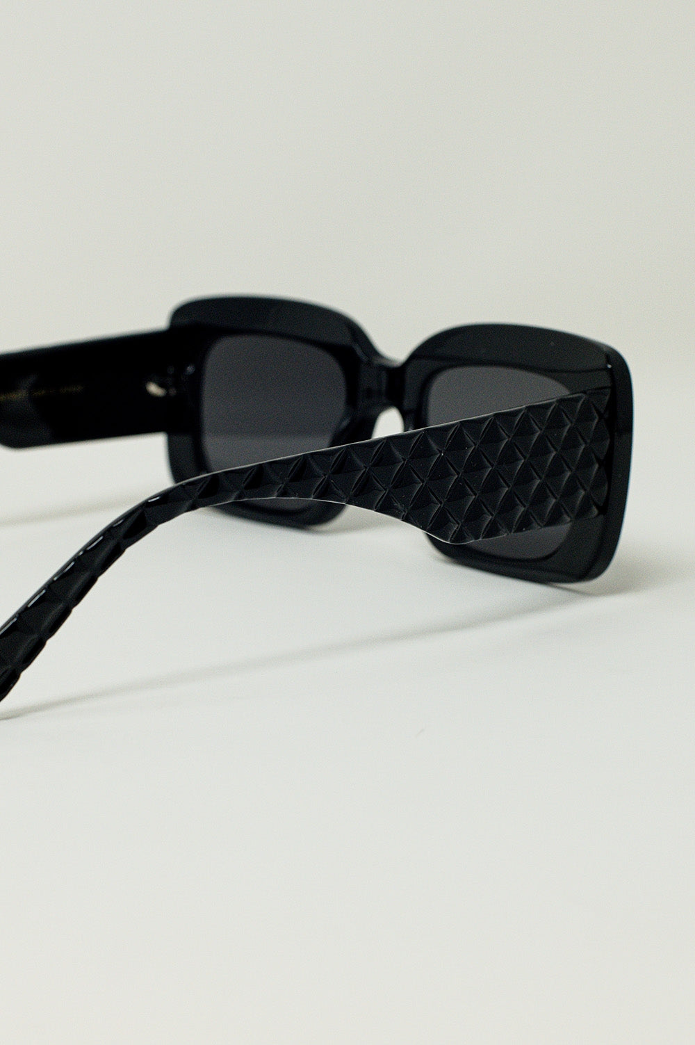 Gafas de sol ovaladas extragrandes con detalle lateral en negro
