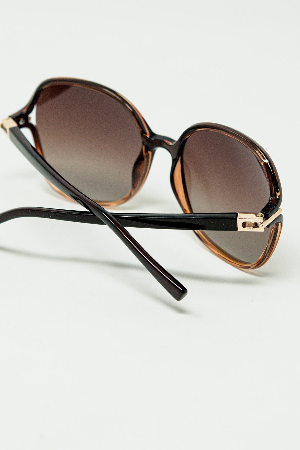 Gafas de sol redondas en color caramelo con detalle metálico dorado