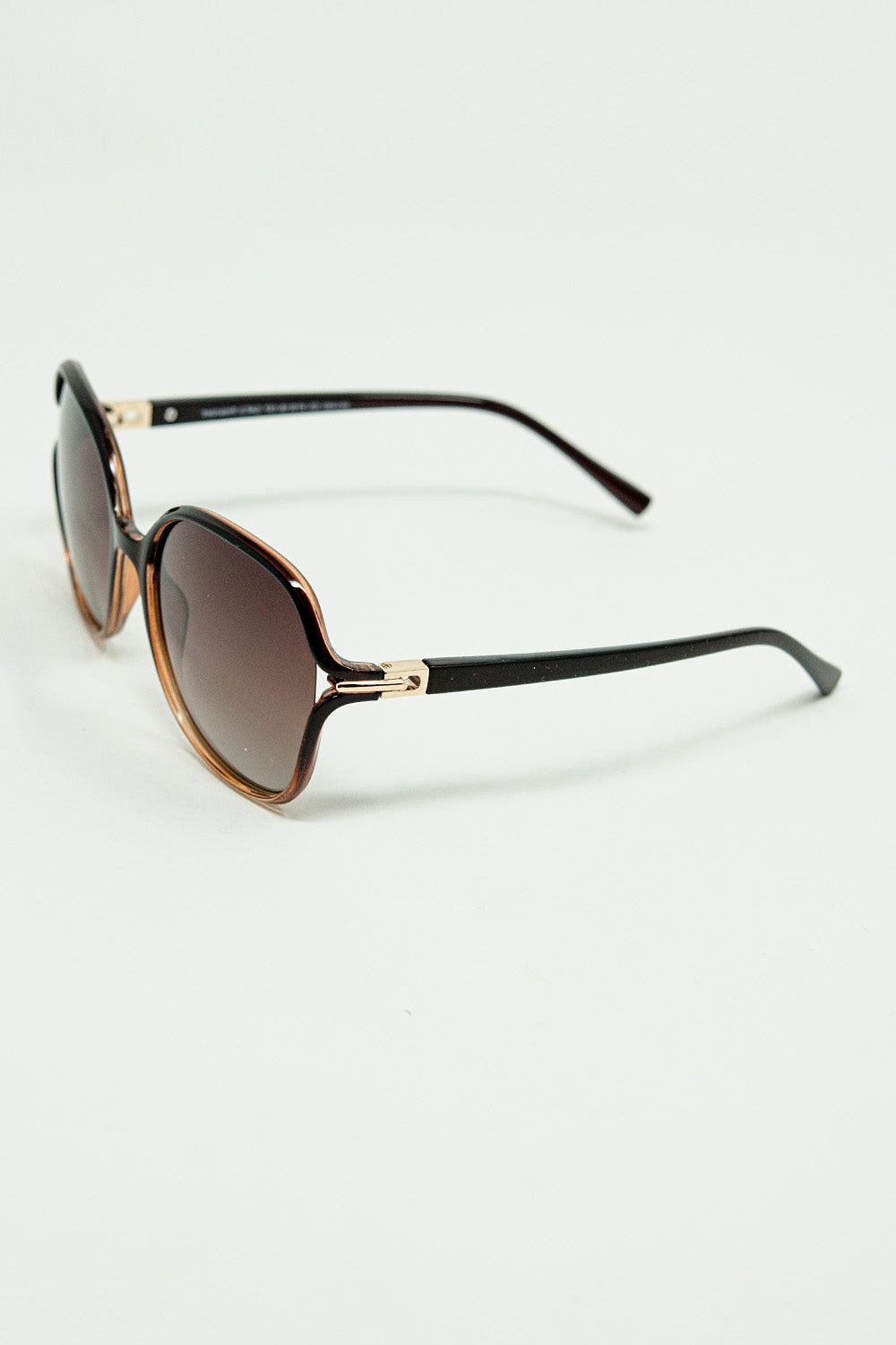 Gafas de sol redondas en color caramelo con detalle metálico dorado