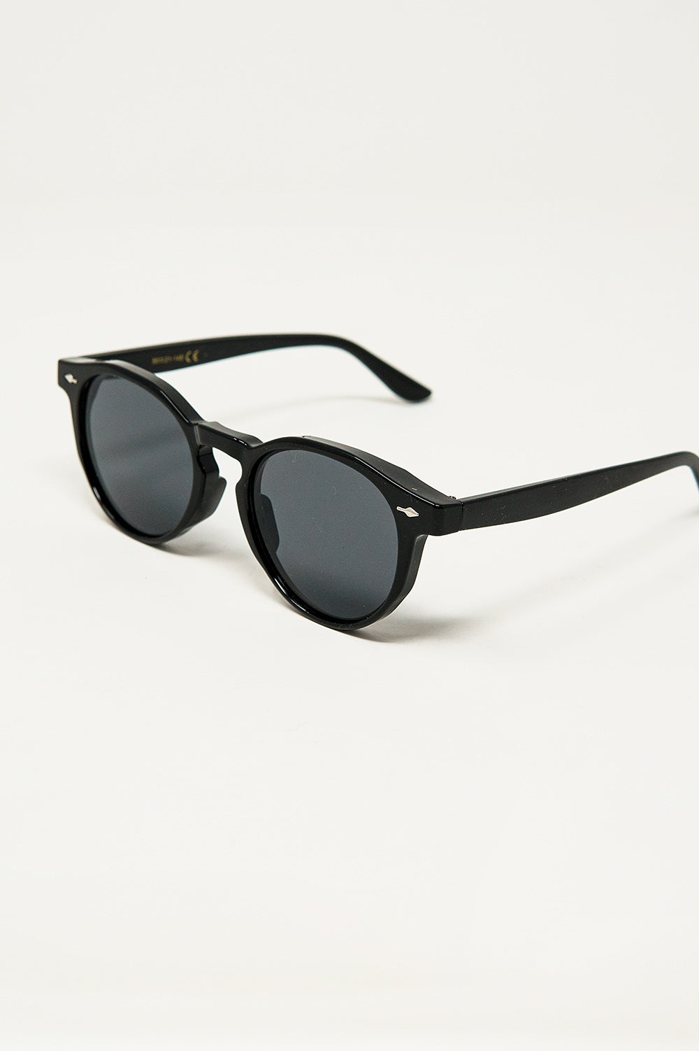 Gafas de sol retro redondas con lentes ahumadas en negro