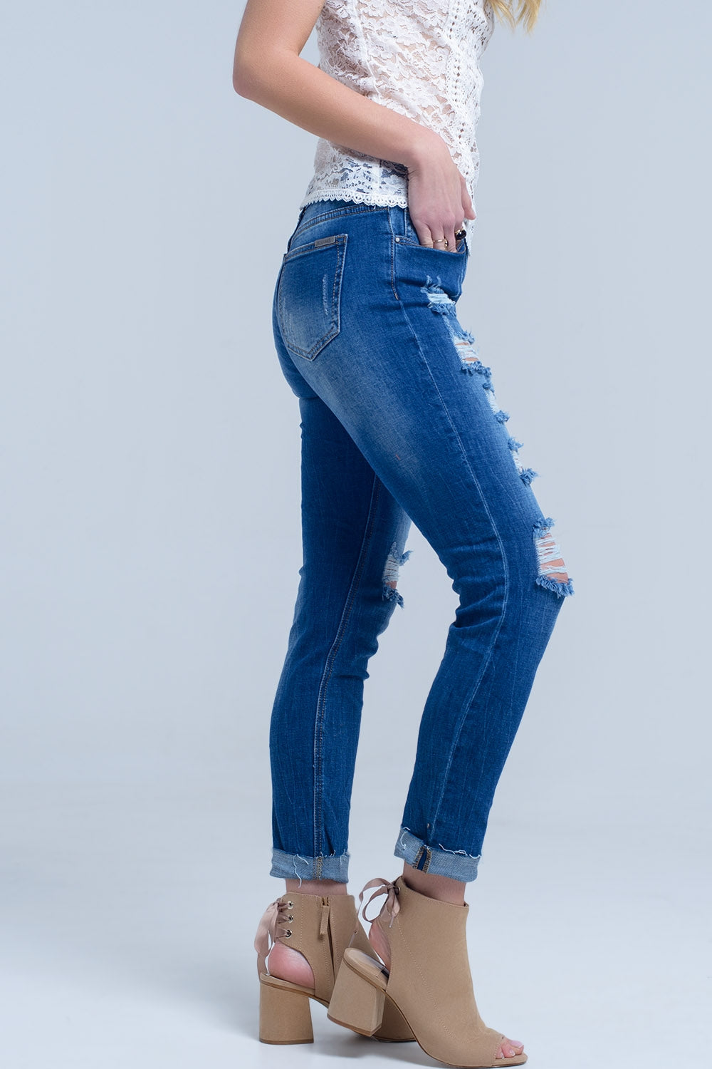Jean con rasgaduras y bajo dehilachado