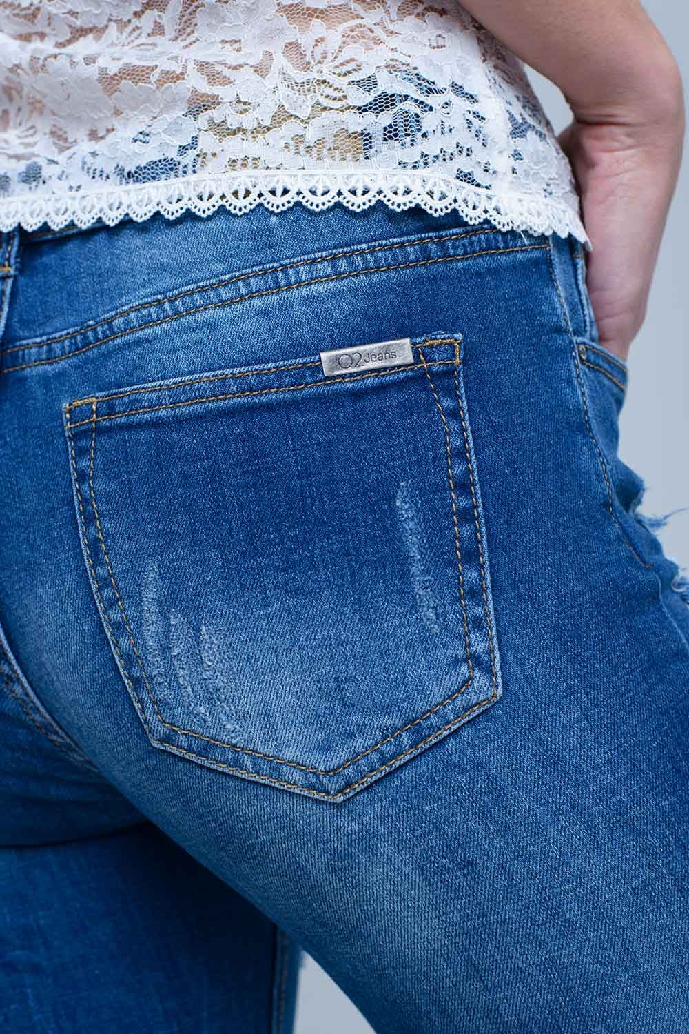 Jean con rasgaduras y bajo dehilachado