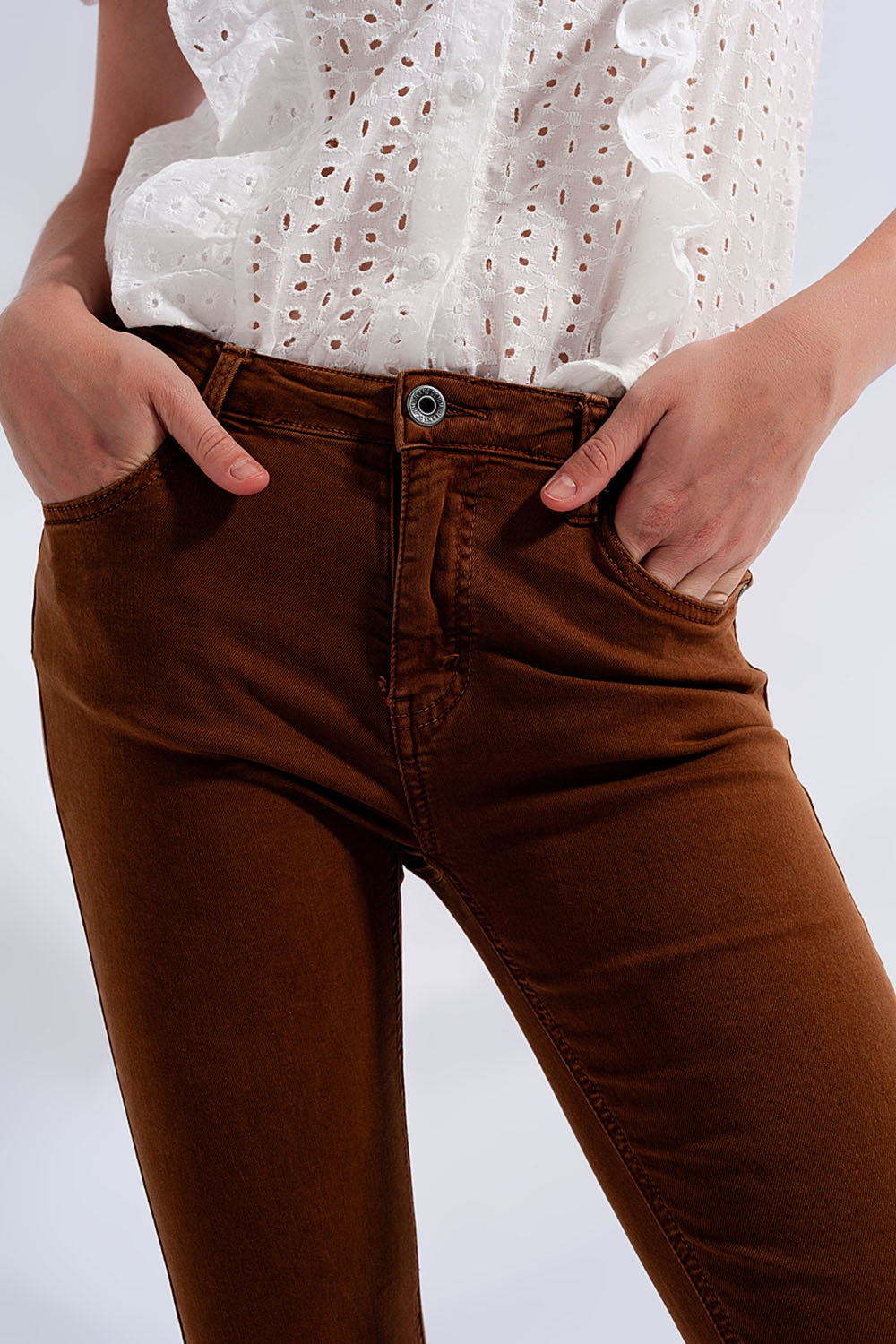 Jeans acampanados con dobladillo sin rematar en marrón