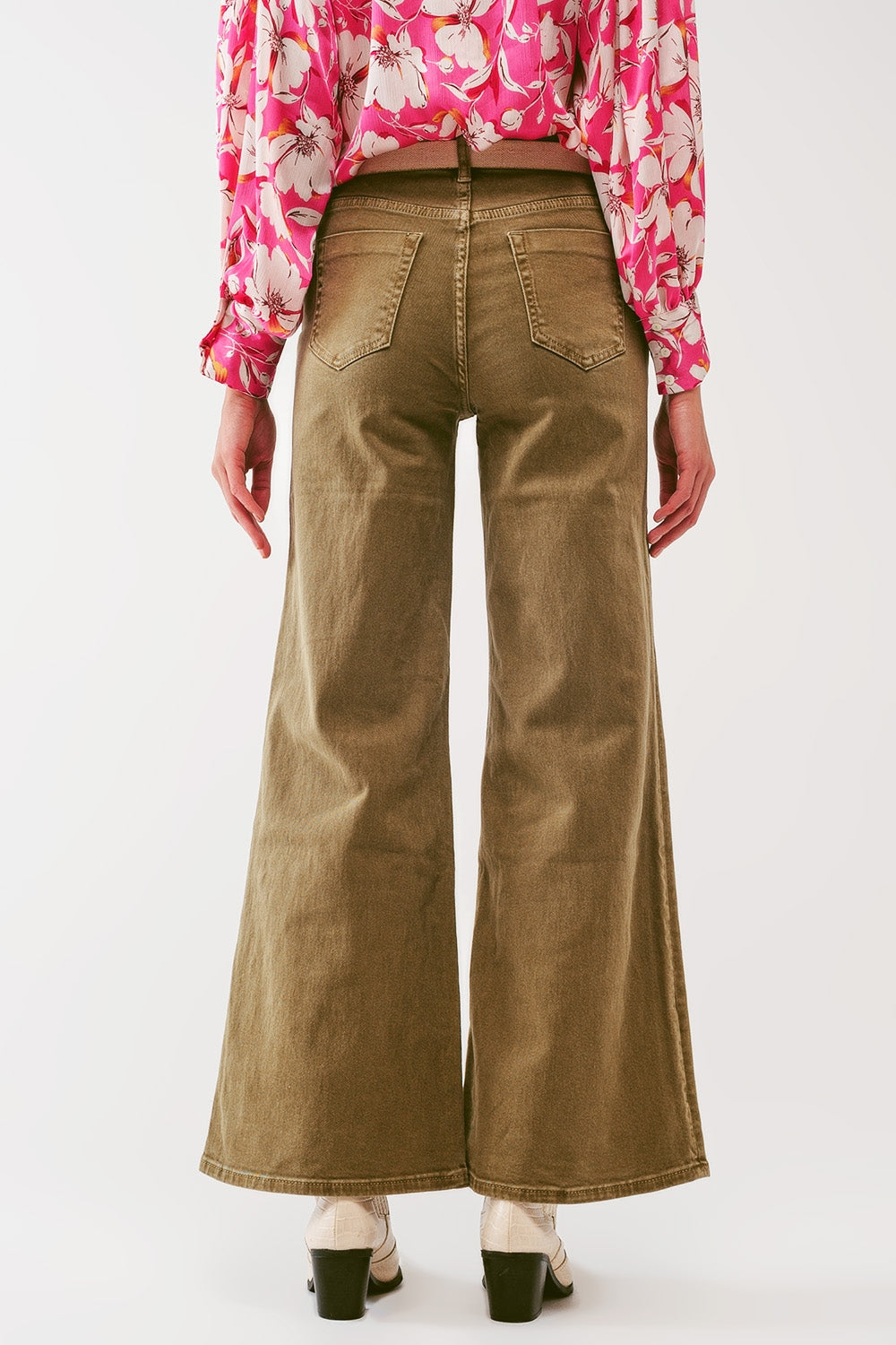 Jeans acampanados en color caqui