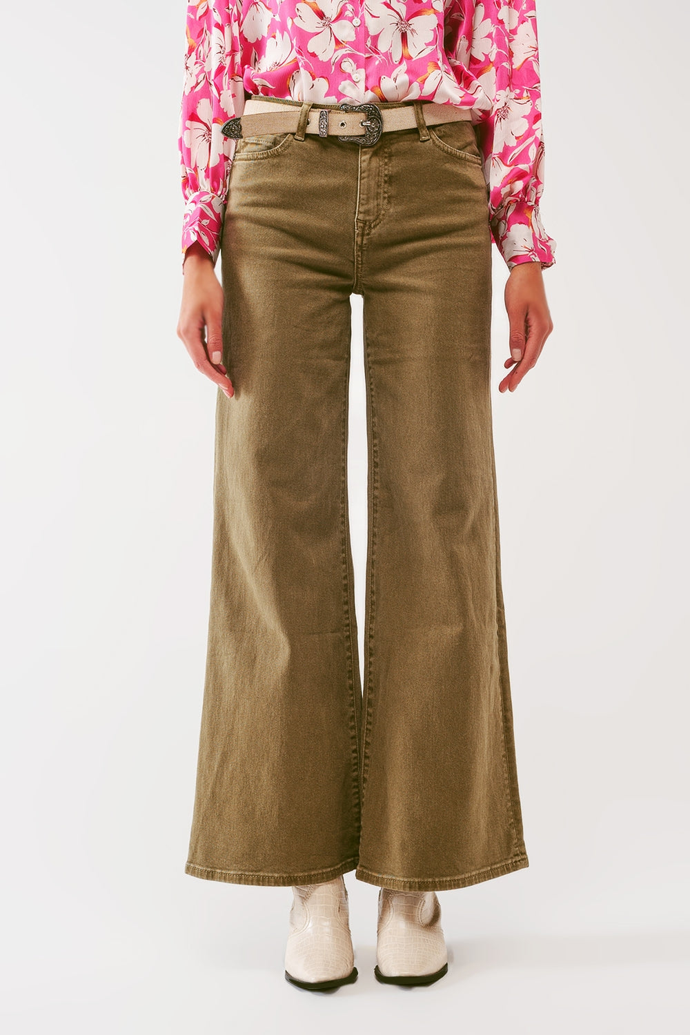 Jeans acampanados en color caqui