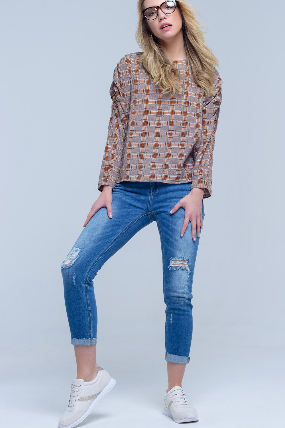 Jeans ajustados con rasgaduras en las piernas