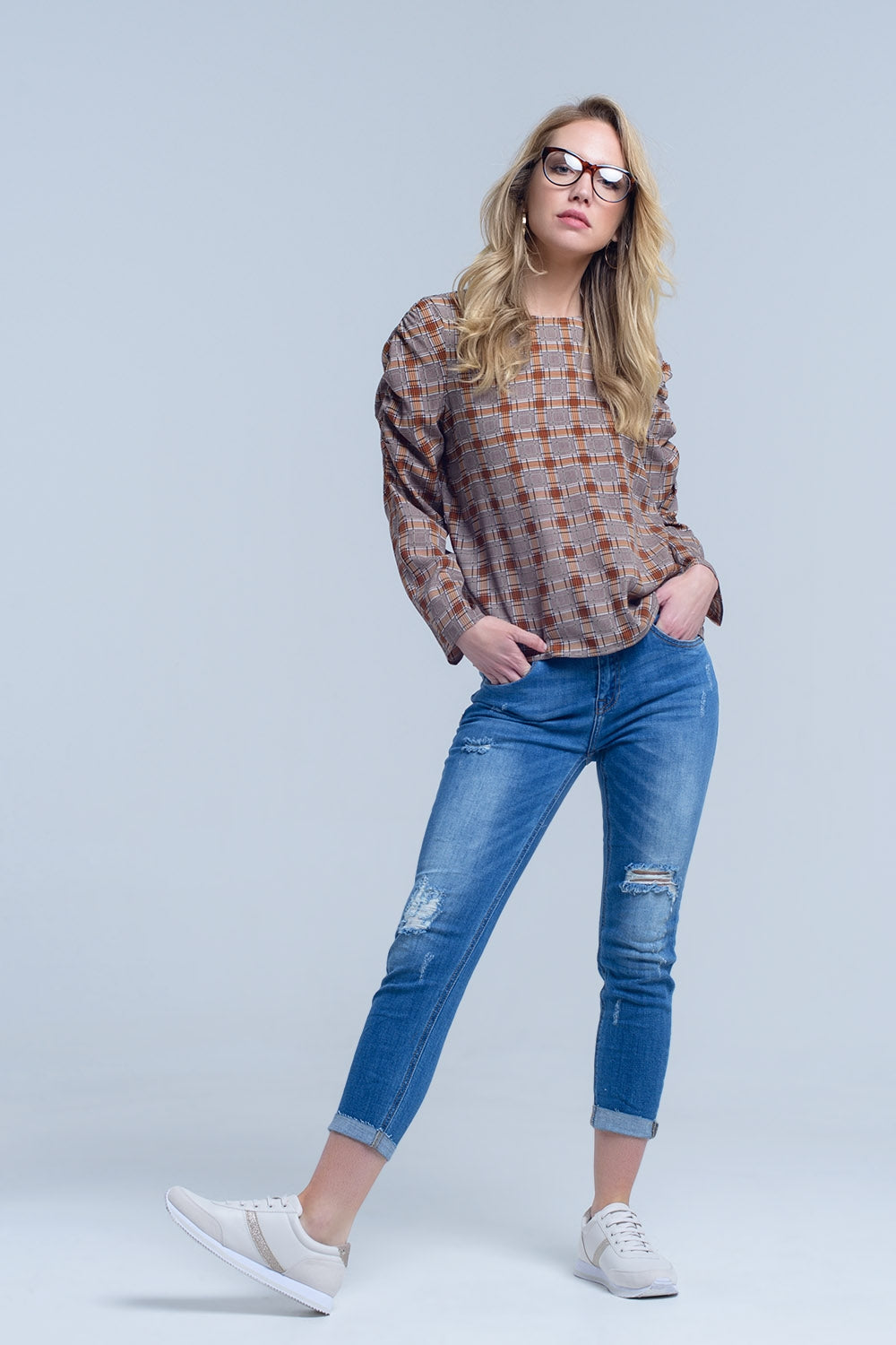 Jeans ajustados con rasgaduras en las piernas