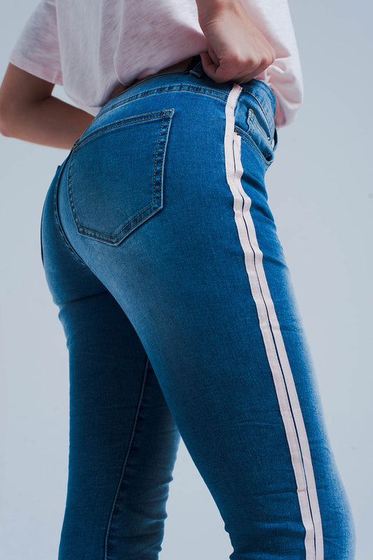 Q2 Jeans ajustados con rayas laterales en color rosa