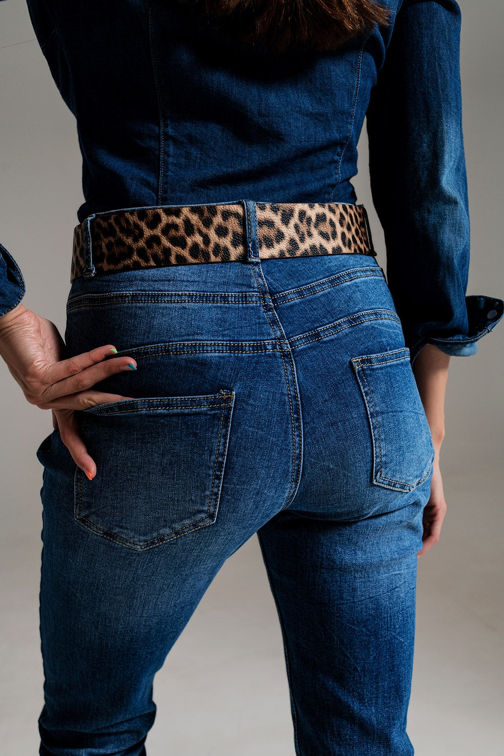 Jeans ajustados de talle alto en lavado medio