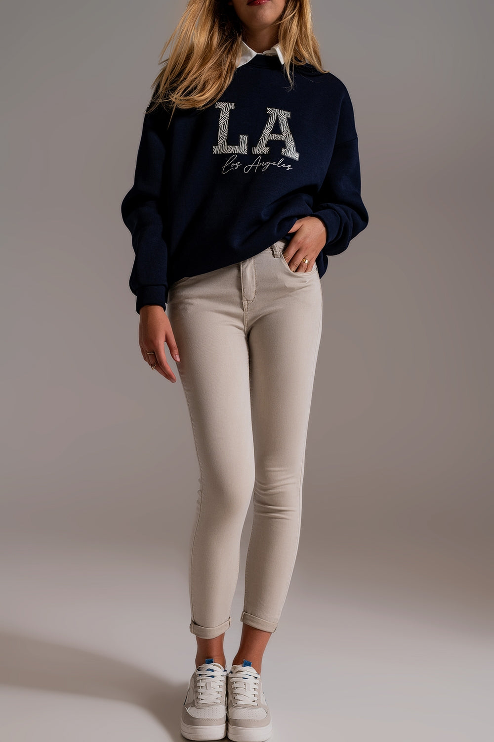 Jeans beige tobilleros con arrugas suaves