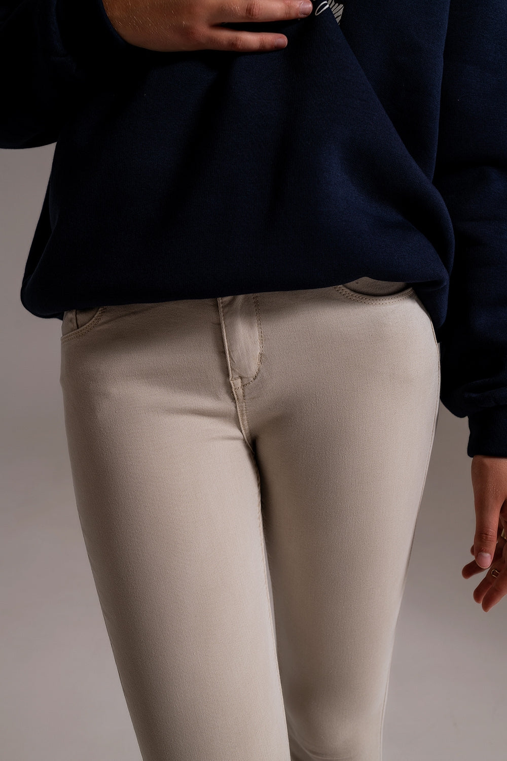 Jeans beige tobilleros con arrugas suaves