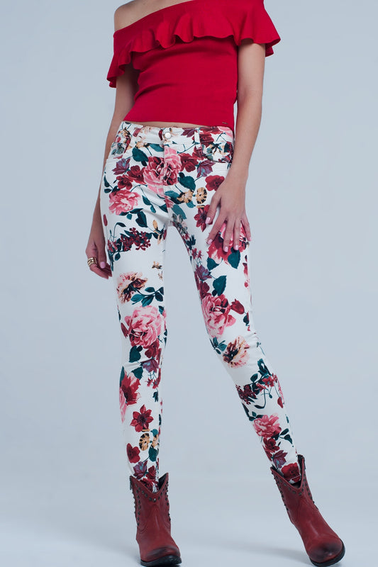Q2 Jeans blancos con estampado de rosas
