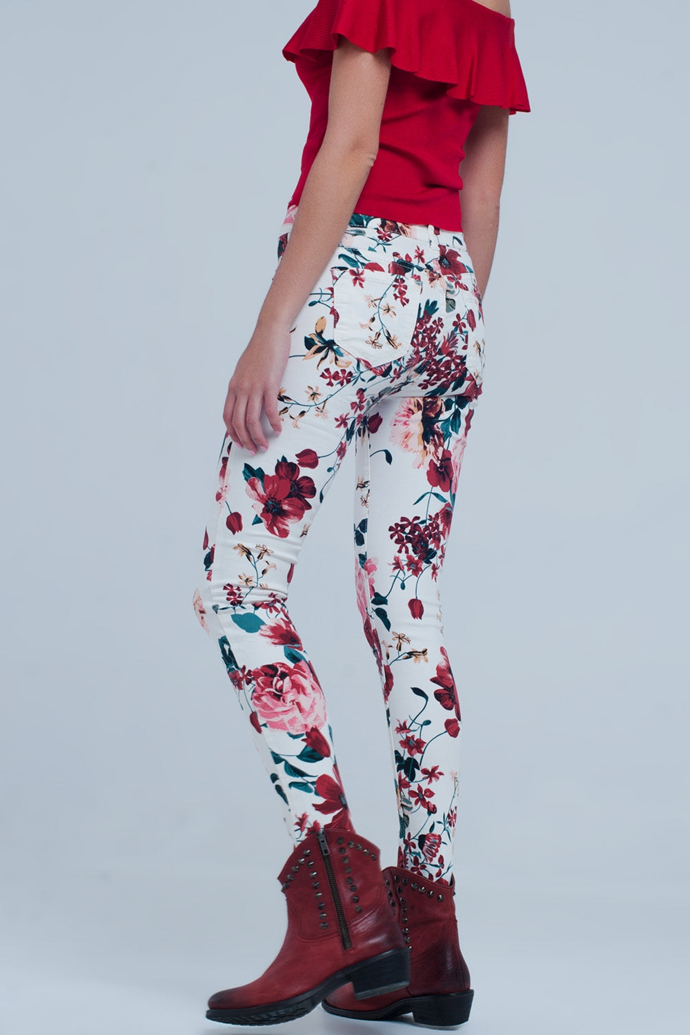 Jeans blancos con estampado de rosas