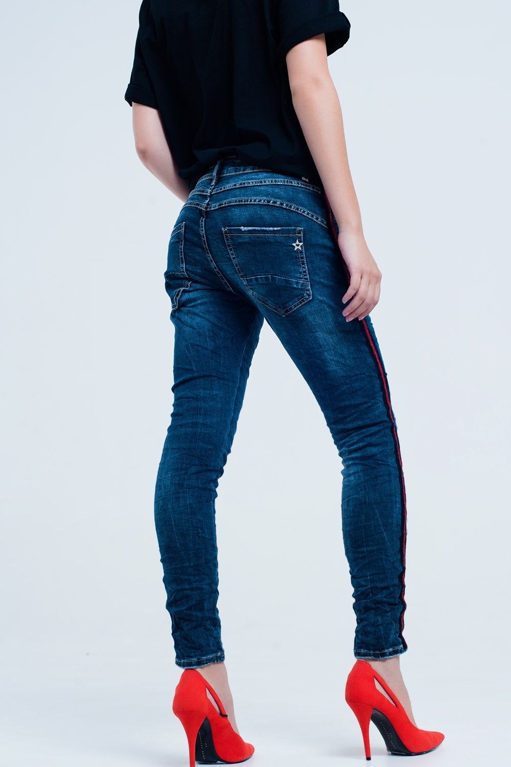 Jeans boyfriend azul oscuro con banda lateral roja