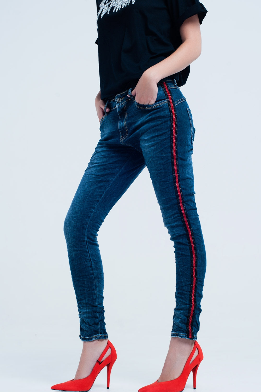 Jeans boyfriend azul oscuro con banda lateral roja