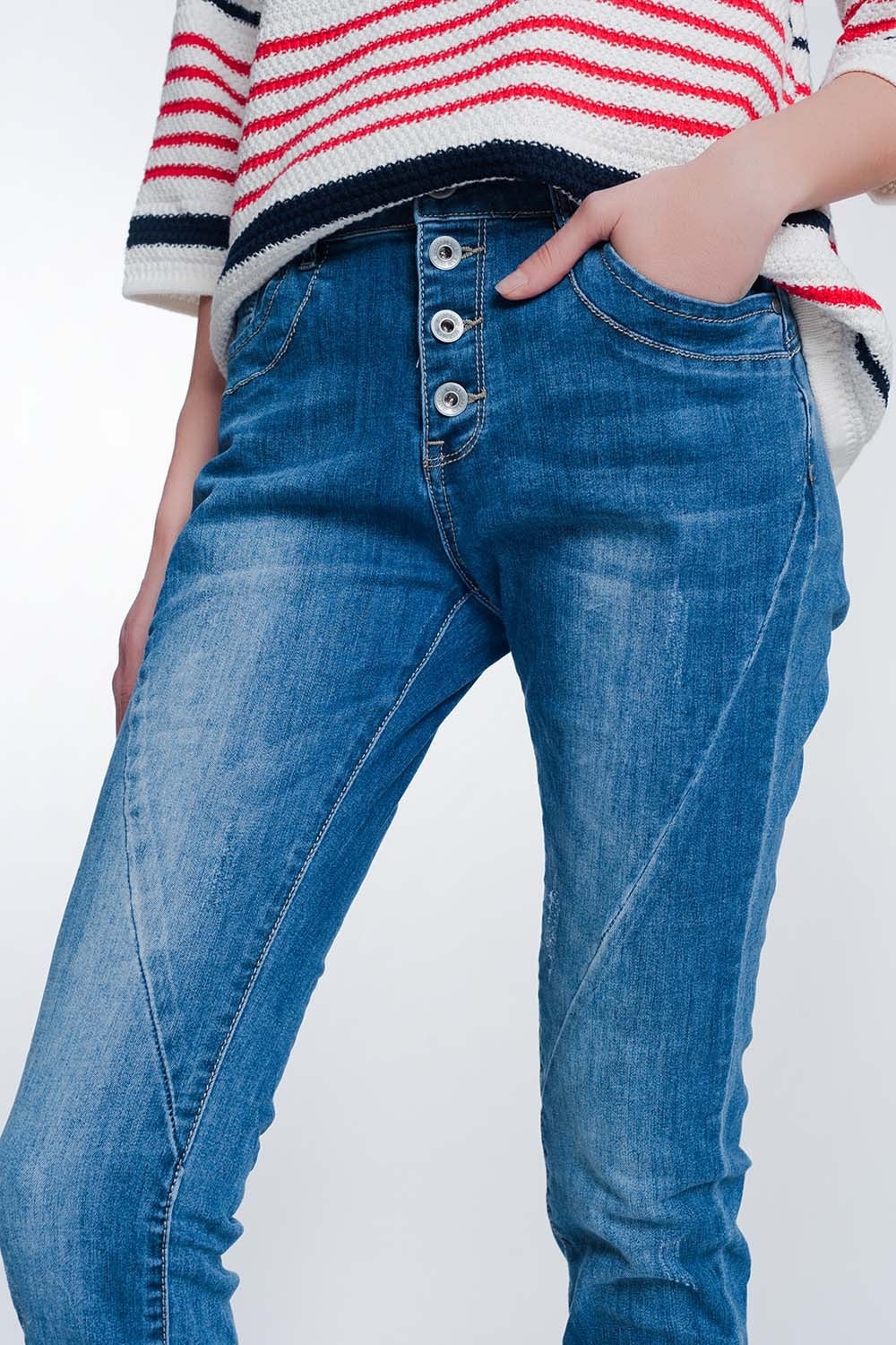Jeans boyfriend lavado medio con botones