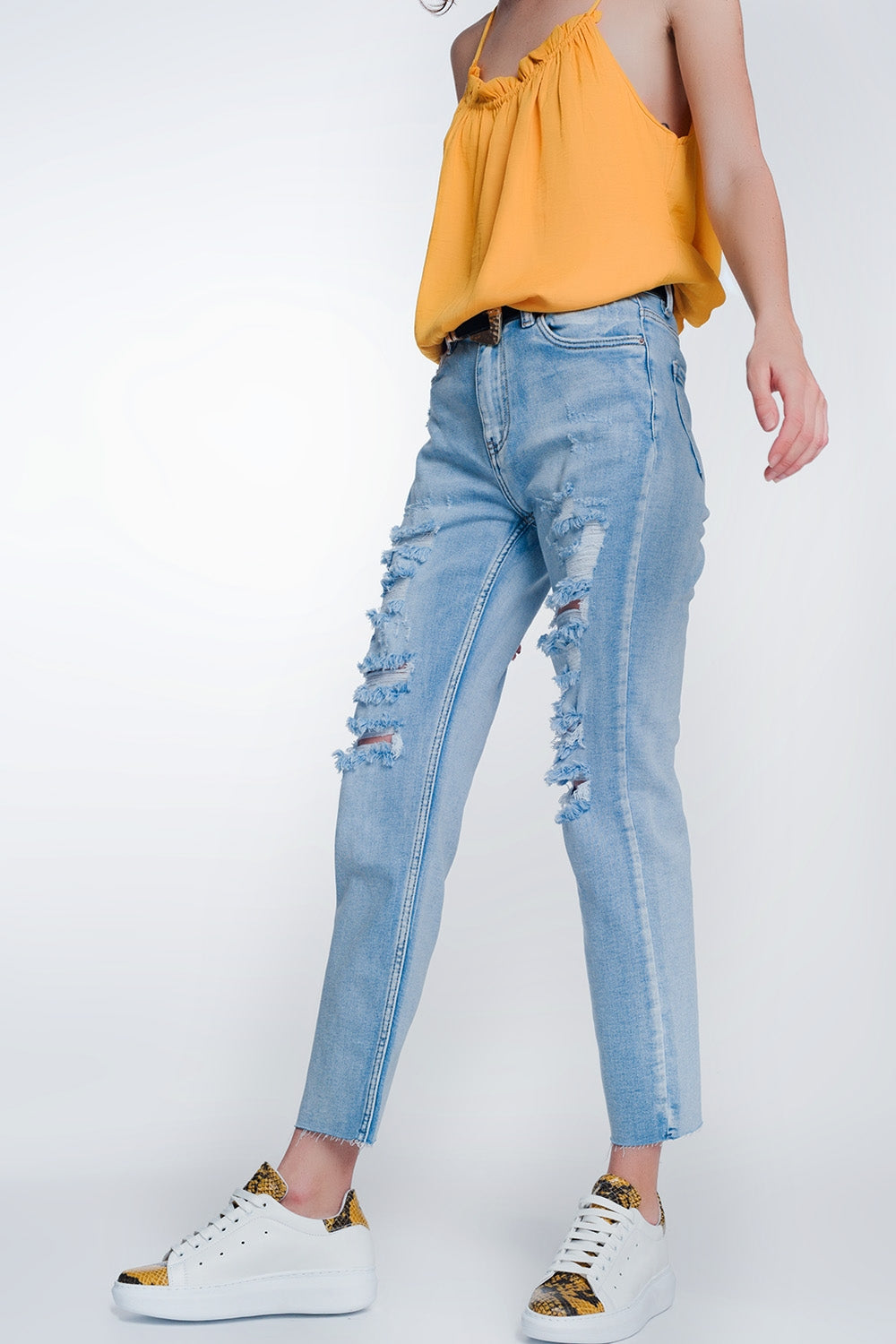 Jeans capri de pernera ancha con bajos sin rematar en azul claro