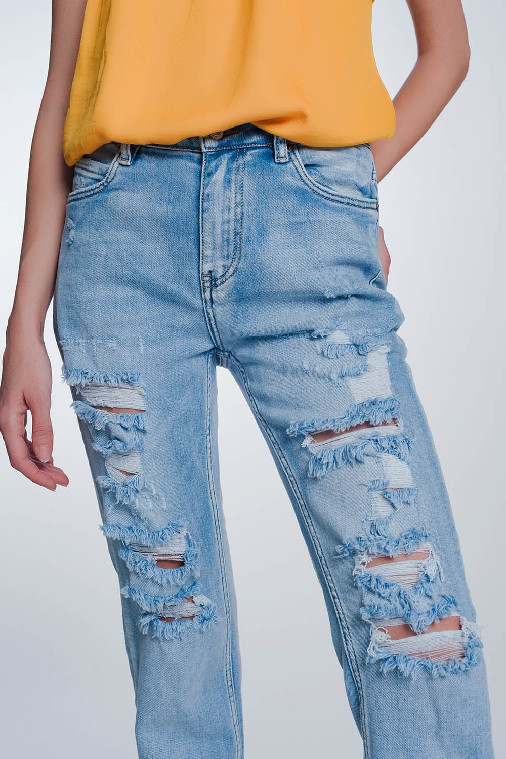 Jeans capri de pernera ancha con bajos sin rematar en azul claro