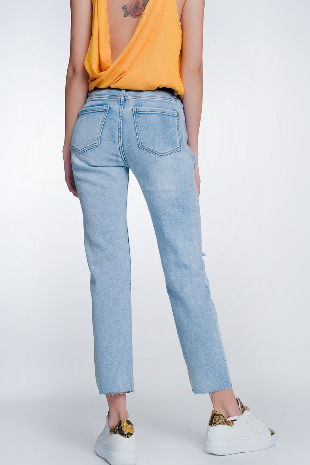 Jeans capri de pernera ancha con bajos sin rematar en azul claro