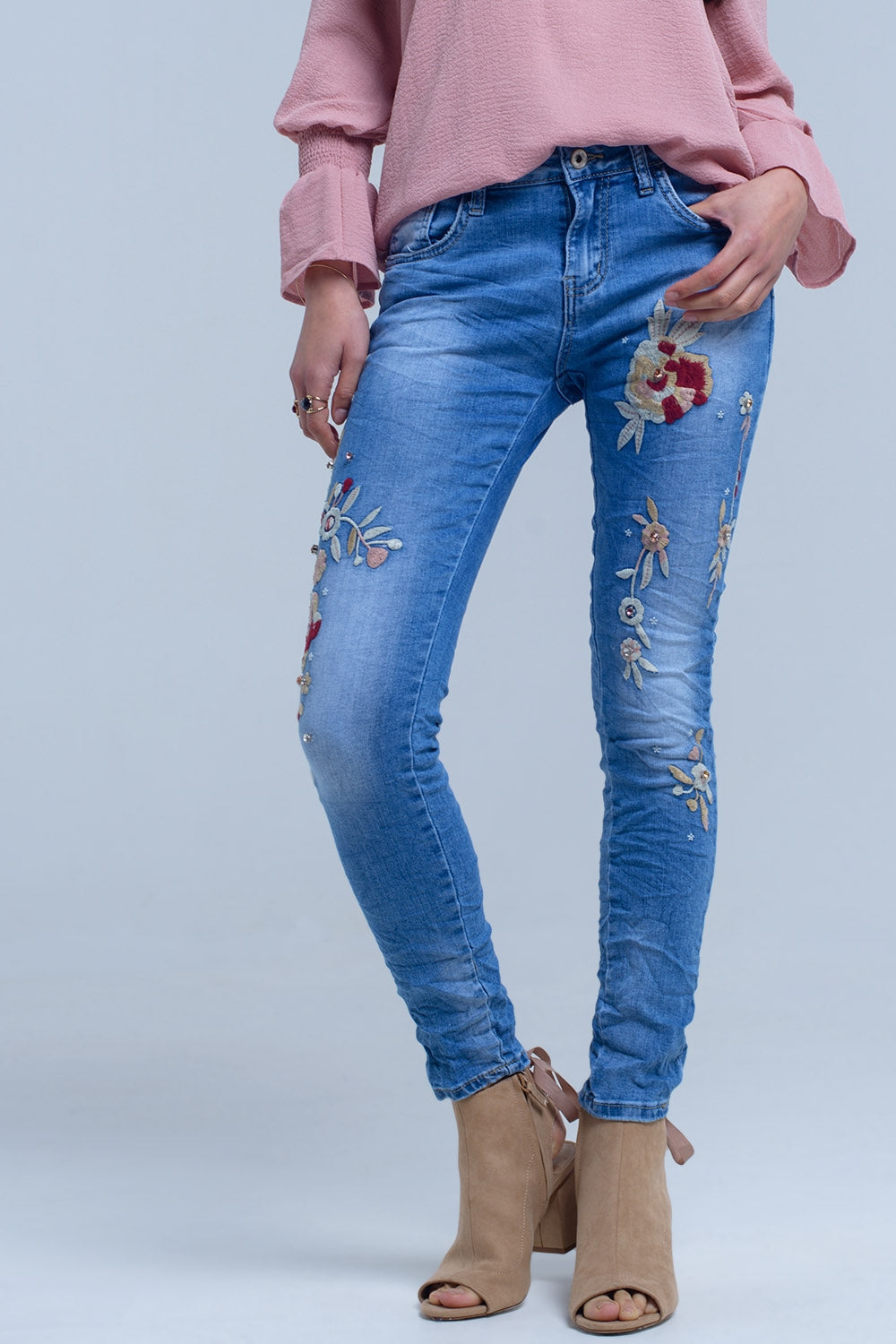 Jeans con bordados florales