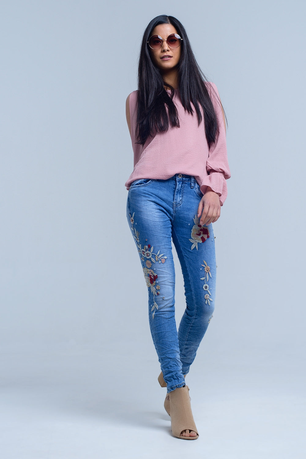 Jeans con bordados florales