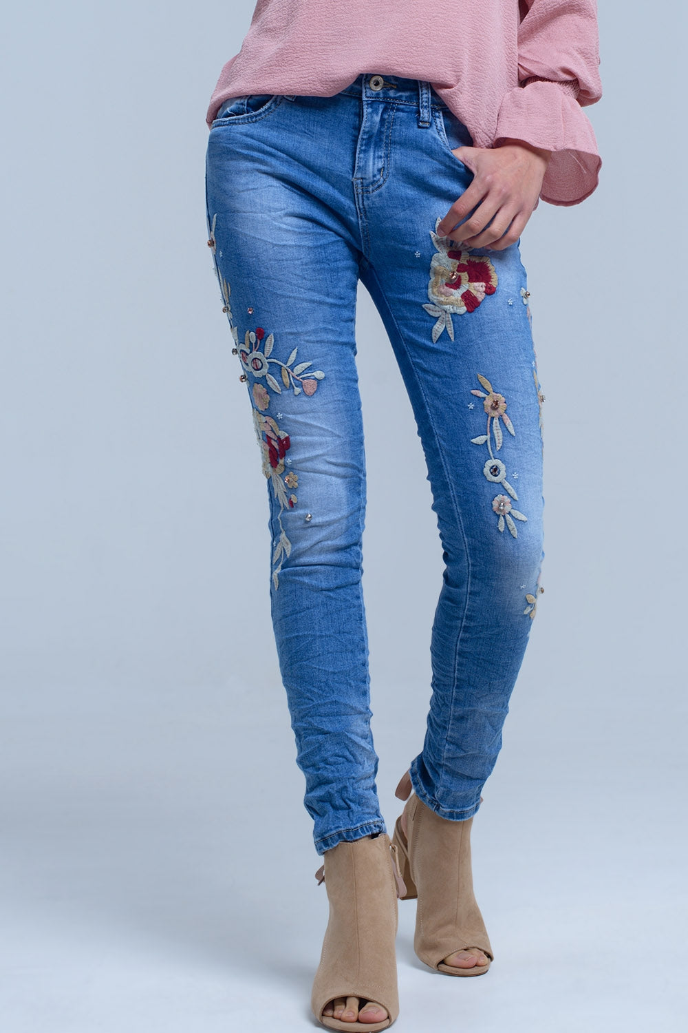 Jeans con bordados florales