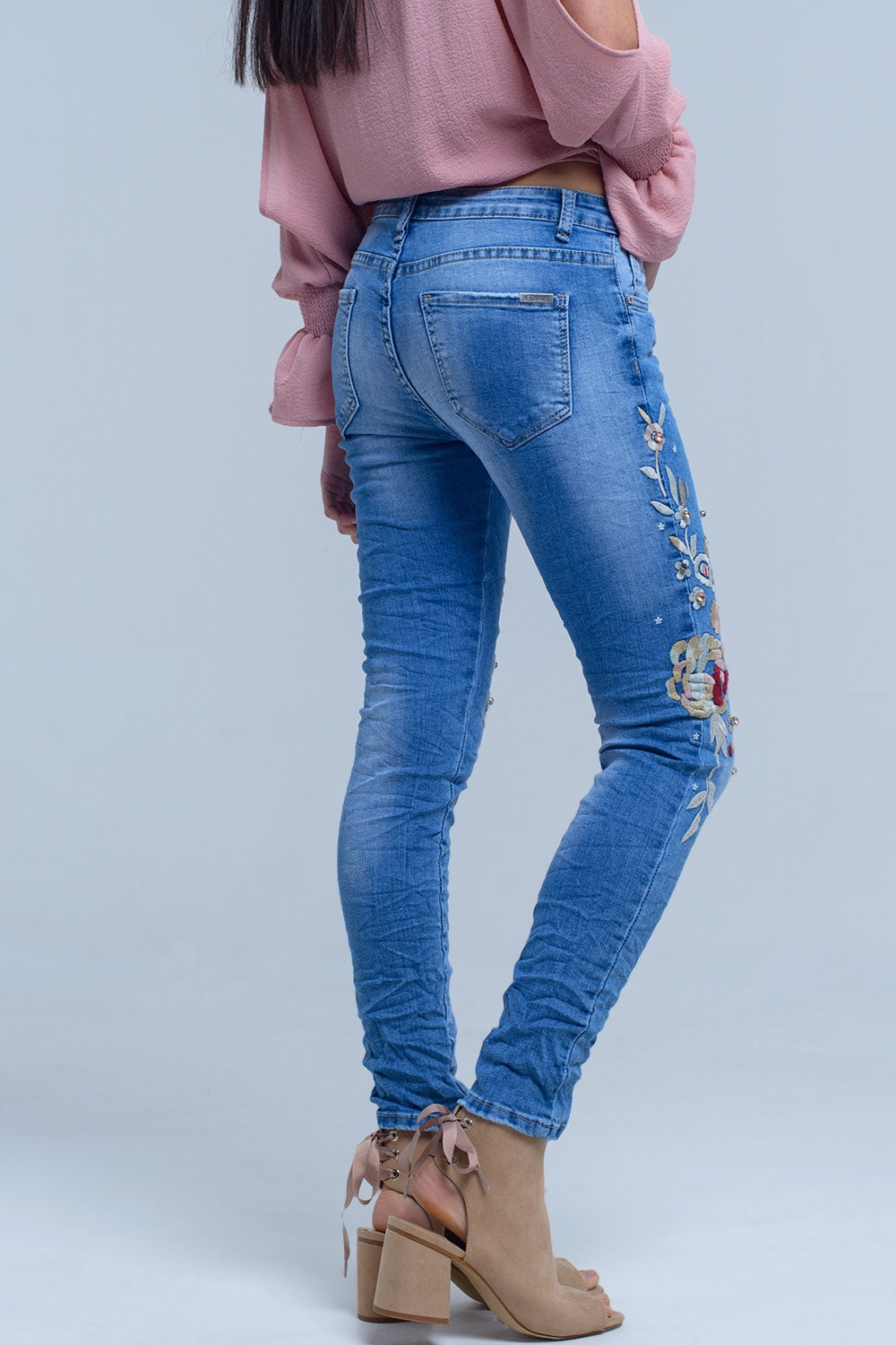 Jeans con bordados florales