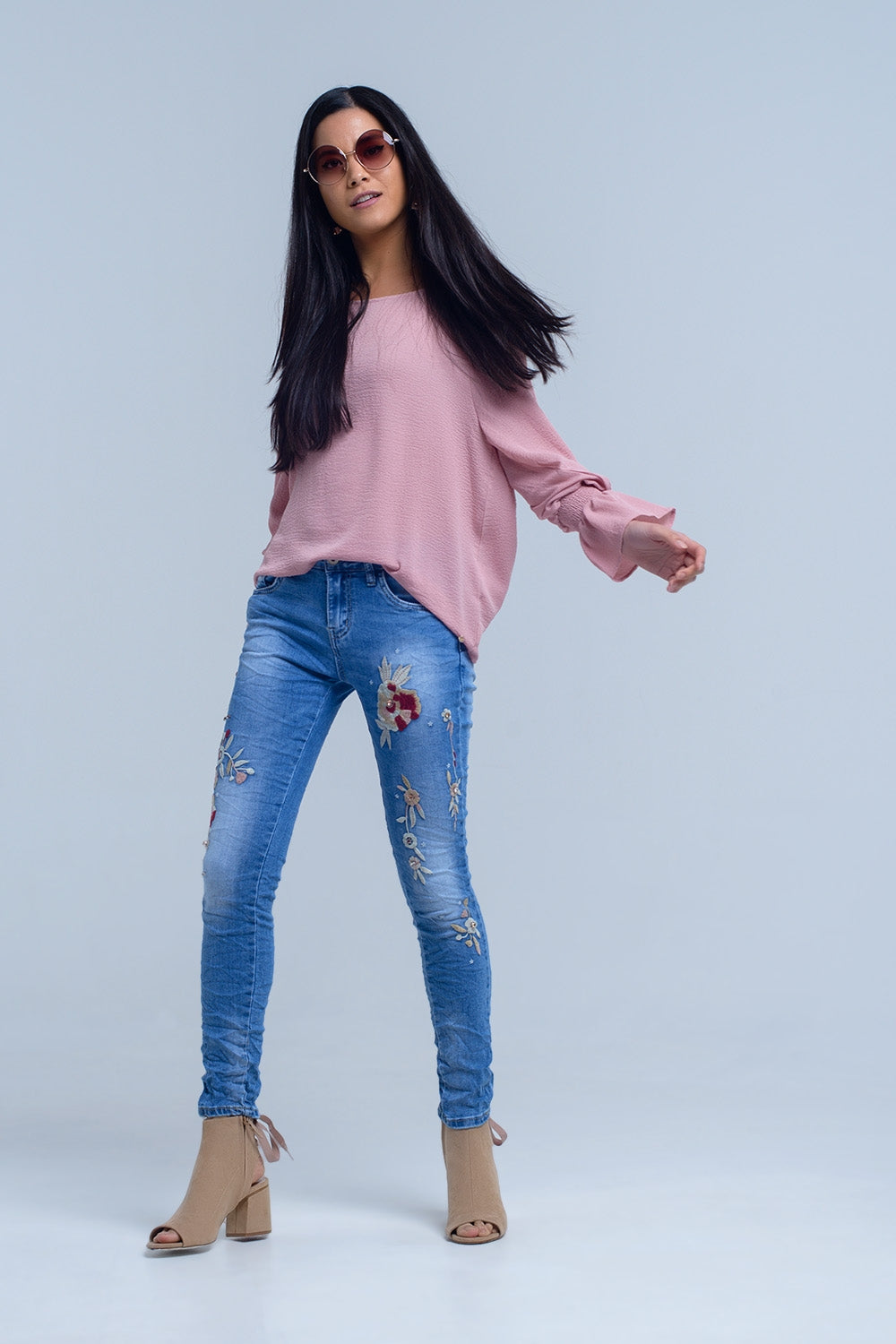 Jeans con bordados florales