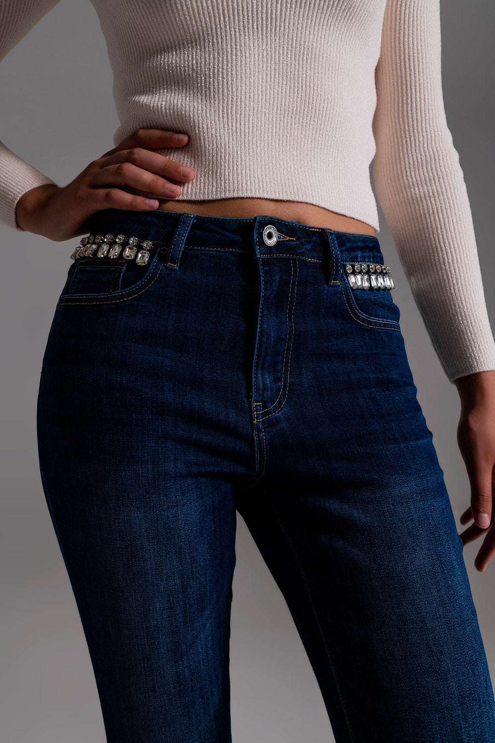 Jeans con flecos strass en los bolsillos en lavado oscuro