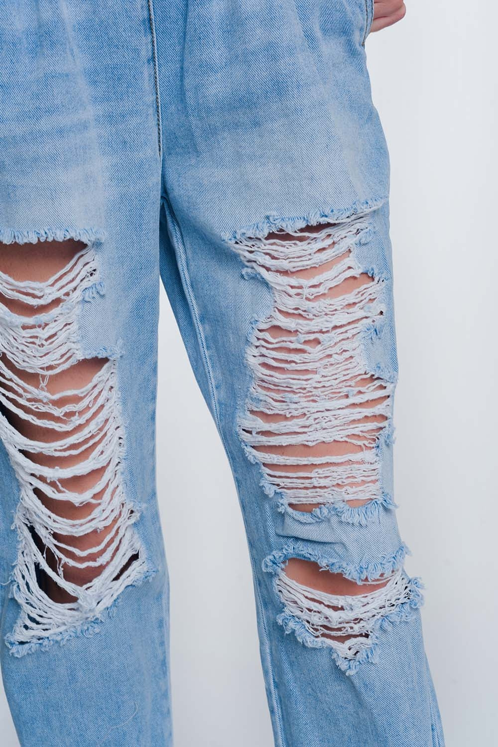 Jeans estilo jogger rasgados en color claro