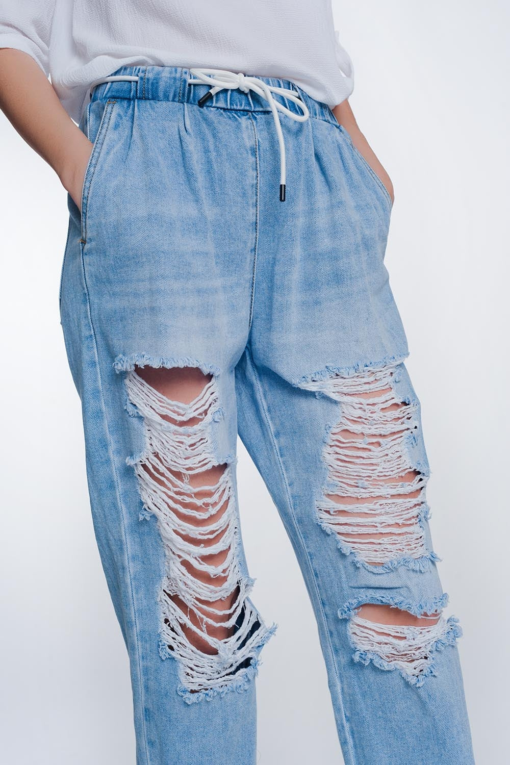 Jeans estilo jogger rasgados en color claro