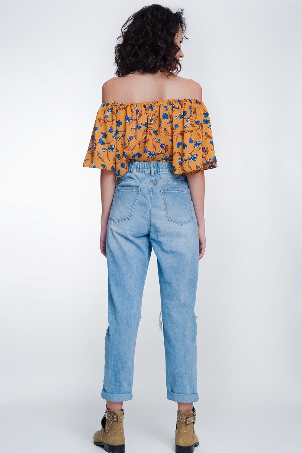 Jeans estilo mom con botones expuestos y cintura elastica