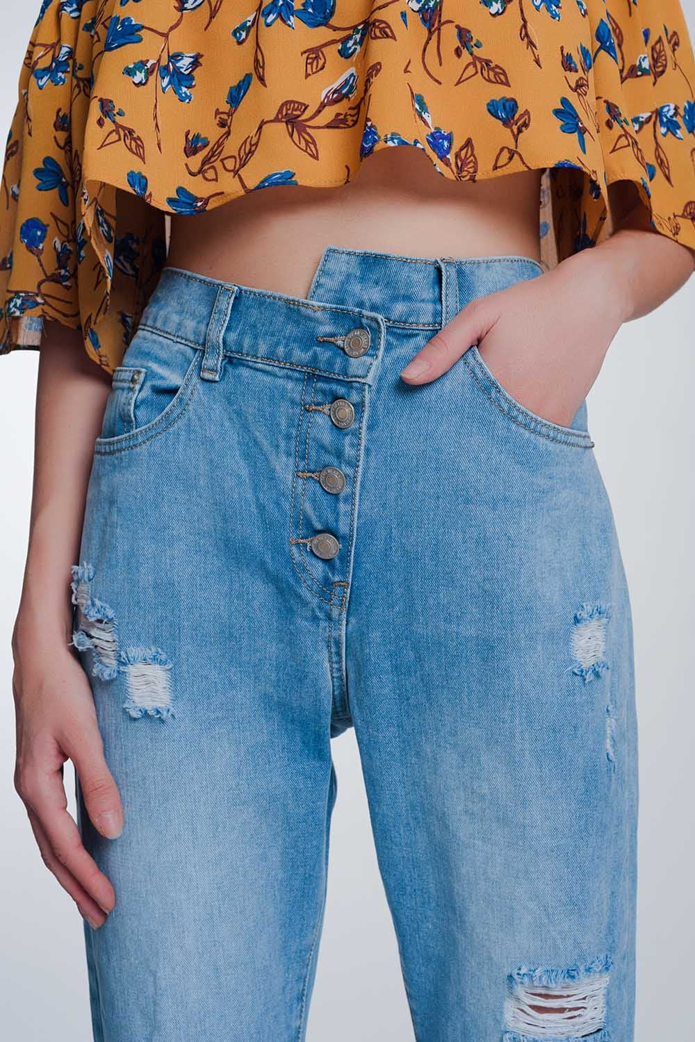 Jeans estilo mom con botones expuestos y cintura elastica
