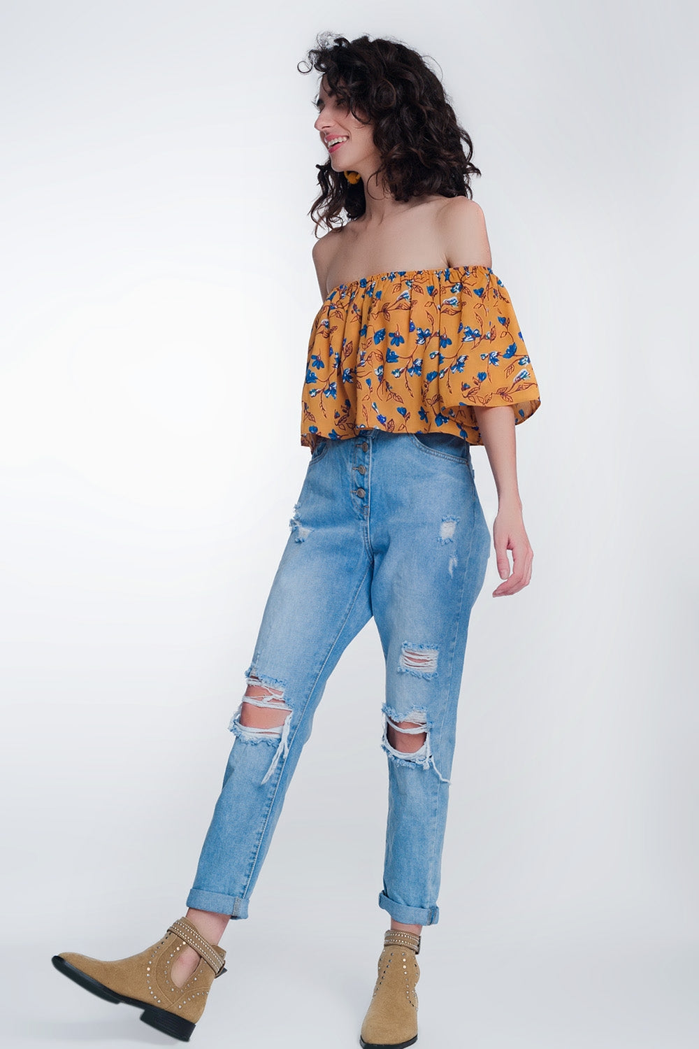 Jeans estilo mom con botones expuestos y cintura elastica