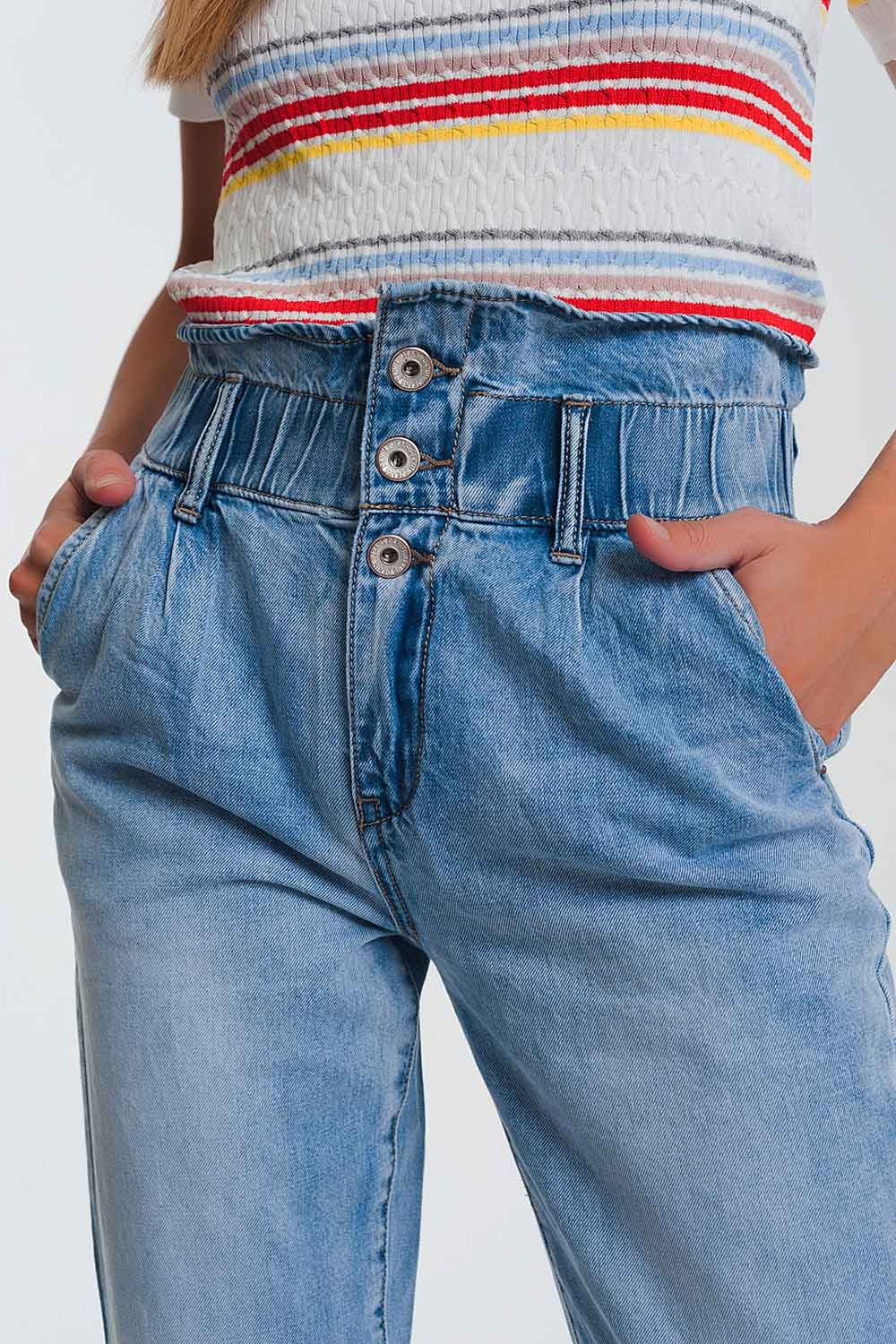 Jeans estilo mom con tres botones y cintura elastica