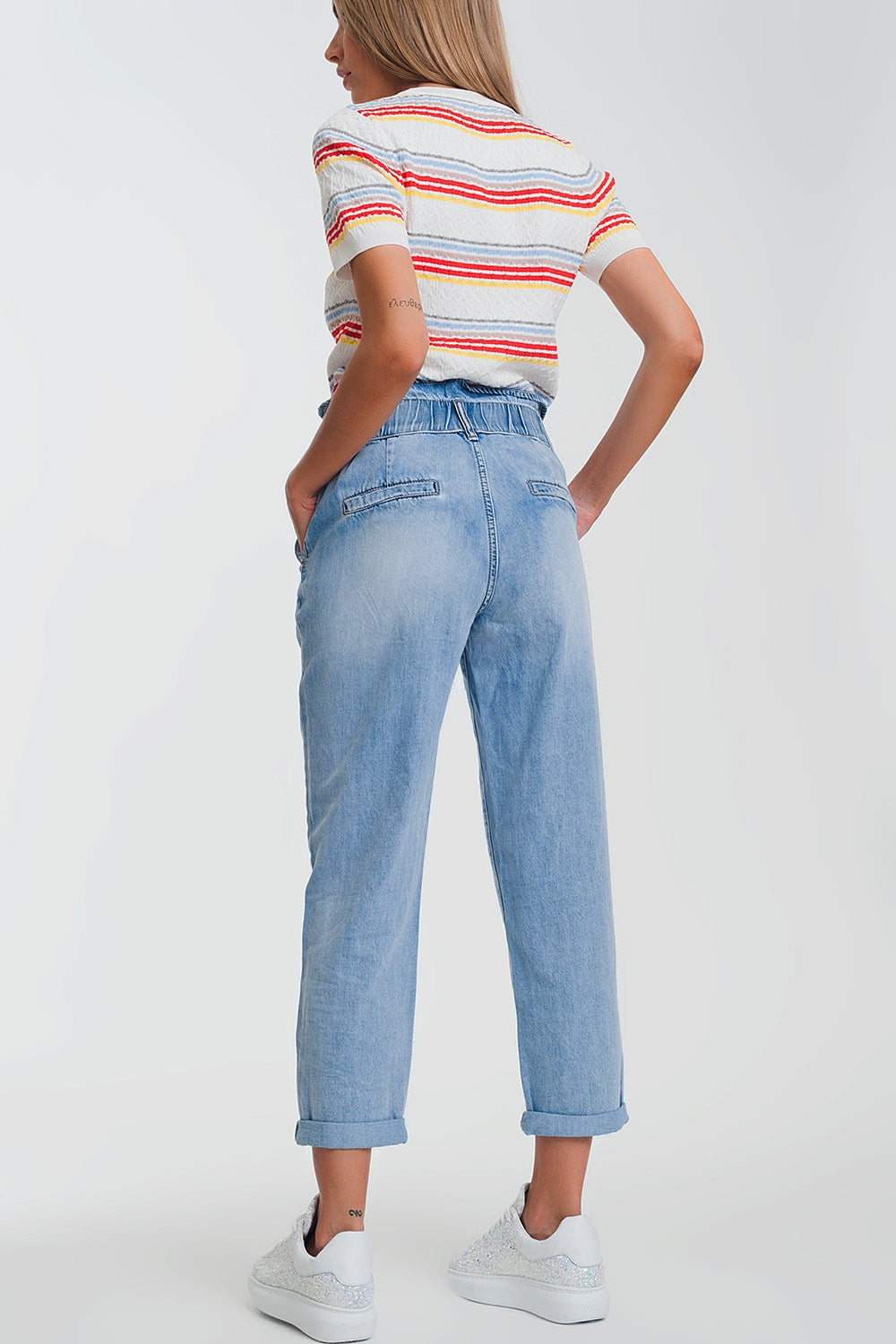 Jeans estilo mom con tres botones y cintura elastica