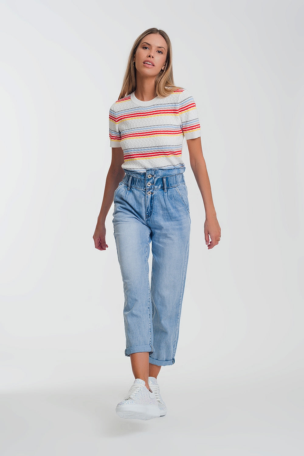 Jeans estilo mom con tres botones y cintura elastica