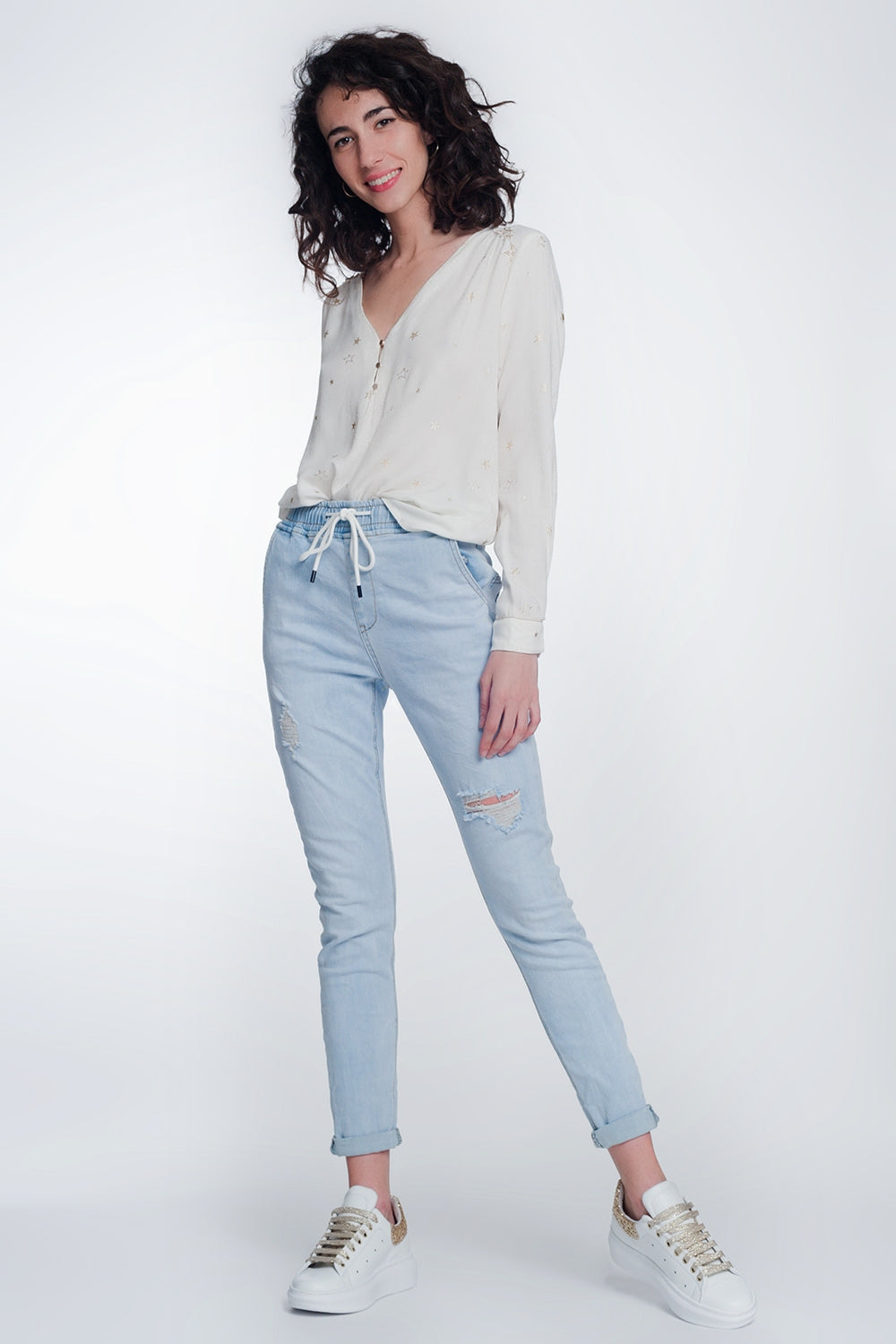 Jeans estylo jogger lavado claro con cordon