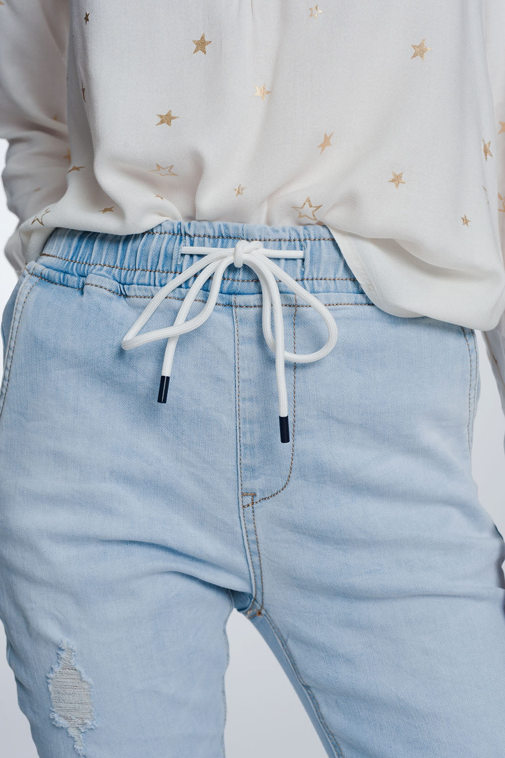 Jeans estylo jogger lavado claro con cordon